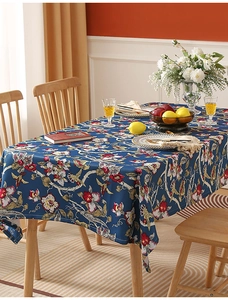 Detail der dunkelblauen floralen Tischdecke mit hitzebeständigem Stoff auf Holztisch