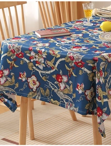 Detailaufnahme einer Vintage-Blumendecke mit blauem Stoff und Kolibri-Mustern