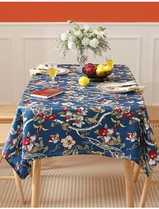 Detail der vintage Blumen- und Vogelmuster auf einer hitzebeständigen blauen Tischdecke