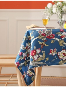 Detail der amerikanischen Retro-Tischdecke mit Blumenmuster und Vögeln auf Stoff