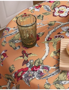 Detail der Vintage-Blumentischdecke mit Vögeln und hitzebeständiger Stofftextur