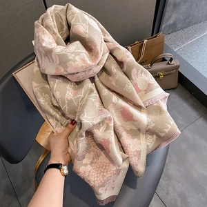Écharpe en cachemire synthétique à motifs floraux et franges avec un drapé élégant