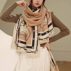 Détail d'écharpe en imitation cachemire avec motifs chaînes et bords effilochés