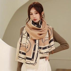 Détail d'une écharpe imitation cachemire avec motifs de chaîne et bordures à franges