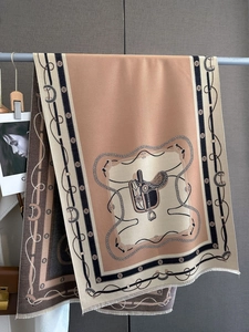 Détail du motif selle et chaîne sur une écharpe châle d'hiver en cachemire camel