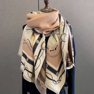 Détail d'écharpe en faux cachemire avec motifs équestres vintage et bords frangés