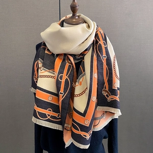 Détail de la texture douce en faux cachemire avec motifs vintage de selle et de chaîne