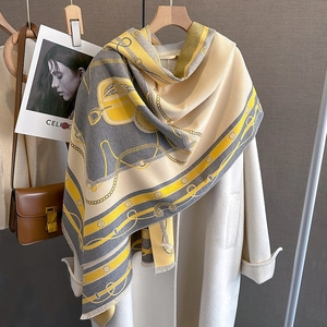 Détail de l'écharpe en cachemire synthétique avec motifs de chaînes et franges douces
