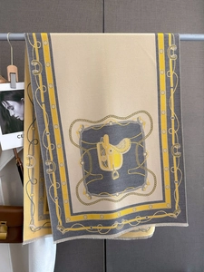 Détail de l'écharpe à motif de selle de cheval avec franges sur support chic