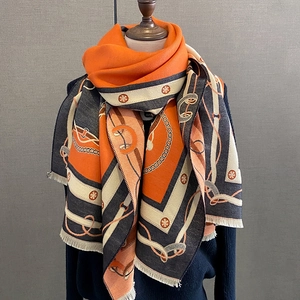 Écharpe châle épaisse style cachemire avec motifs équestres, design orange et marine
