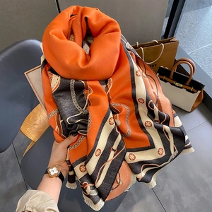 Écharpe orange style cachemire avec motifs de chaînes et de mors et détails frangés