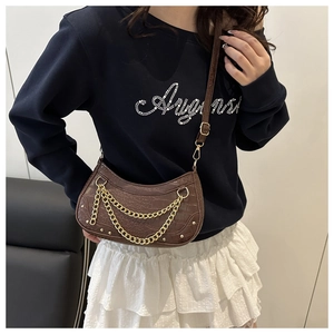 Détail du sac bandoulière marron foncé en simili croco avec double chaîne dorée