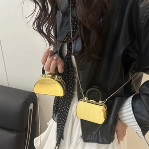 Mini goldene Spiegelbox-Tasche mit Kette und schwarzem Griff als Umhängetasche für Damen