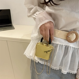 Einzigartige goldene Spiegel-Kettentasche in Toastform mit elegantem Mini-Griff