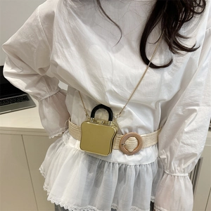 Mini-Metallbox-Tasche in Gold mit schwarzem Griff und Kettenriemen als Umhängetasche