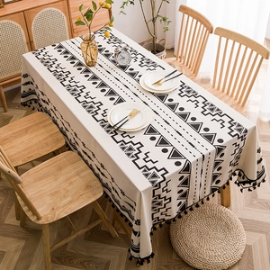 Mantel rectangular de lino y algodón bohemio con patrones geométricos y flecos negros