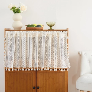 Crèmeweißer Spitzenvorhang im französischen Landhausstil mit dekorativen Pompons für die Küche