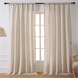 Dettaglio ravvicinato di tende in lino beige con piccole nappe e tasca per asta