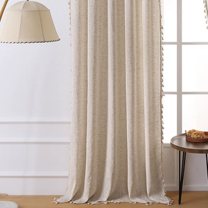Tende oscuranti boho in lino beige con nappe per un arredamento moderno e minimalista