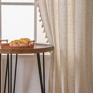 Tende oscuranti in stile lino con nappe decorative per un arredamento moderno e minimalista