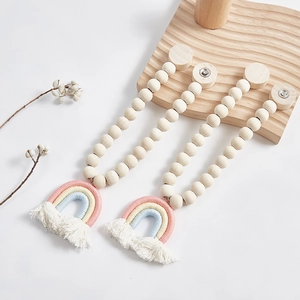 Fermatenda fatto a mano con perle di legno arcobaleno e nappe per la camera dei bambini