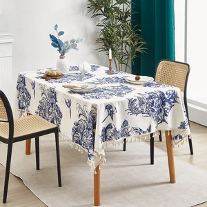Nappe vintage française à fleurs bleues avec pompons sur une table rectangulaire