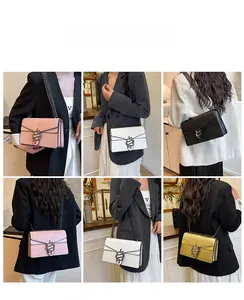 Detailansicht der Schlangenmuster-Tasche mit Schlangenverschluss an einem Model