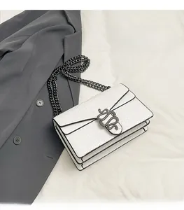 Detailansicht der weißen Schlangenstruktur und des Schlangenkopf-Verschlusses der Handtasche