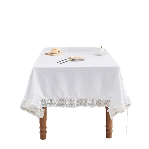 Elegant wit tafelkleed met kanten rand en waterdichte reliëfstructuur voor decor