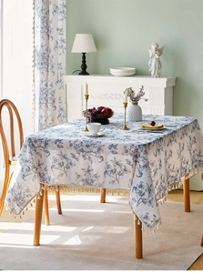 Detail der blau gemusterten Tischdecke aus Baumwollleinen mit eleganten Fransenbordüren