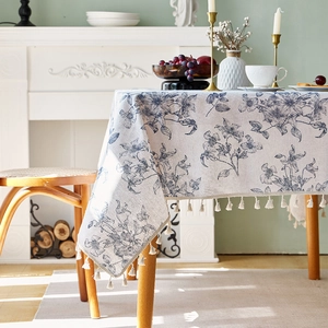Französische Vintage Leinentischdecke mit Blumenmuster und eleganten Quasten für Esstische