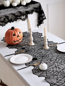 Détail de dentelle noire à motifs de toile d'araignée et chauve-souris pour table d'Halloween