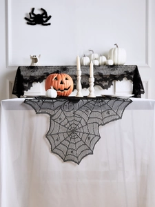 Détail du chemin de table en dentelle noire avec toile d'araignée pour Halloween