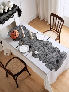Détail du chemin de table en dentelle noire et foulard de cheminée pour Halloween