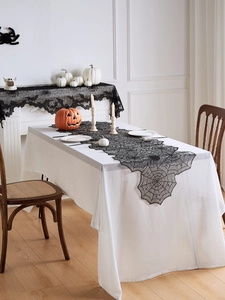 Détail du chemin de table dentelle toile d'araignée et écharpe de cheminée chauve-souris