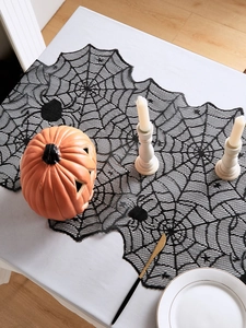 Détail du chemin de table en dentelle noire avec motif araignée pour décoration Halloween