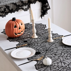 Chemin de table Halloween en dentelle noire avec toile d'araignée sur table décorée