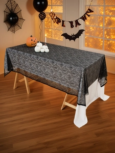 Dettaglio della tovaglia in pizzo nero con ragnatela su una tavola decorata per Halloween