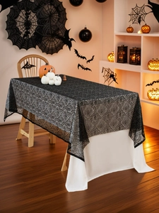 Dettaglio della tovaglia di pizzo nero con ragnatela per decorazioni di Halloween