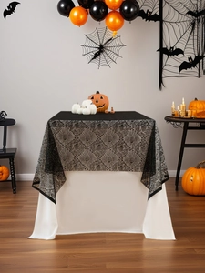 Dettaglio tovaglia di Halloween in pizzo nero con ragnatela e decorazioni