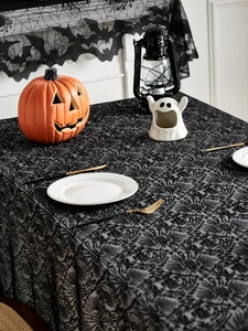 Trama dettagliata della tovaglia nera in pizzo per Halloween con motivo ragnatela