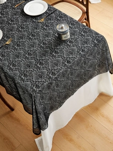 Dettaglio della tovaglia di Halloween in pizzo nero con trama geometrica a rete vintage