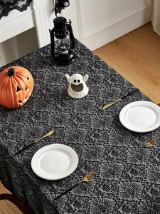 Dettaglio tovaglia in pizzo nero con trame a ragnatela per decorazioni di Halloween