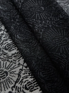Dettaglio macro della tovaglia di pizzo nero per Halloween con trame jacquard intricate