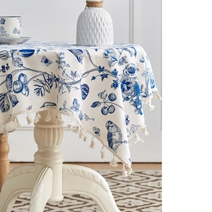 Detail der französischen Landhaus-Tischdecke aus Baumwollleinen mit floralen Prints