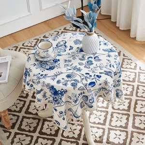 Runde Tischdecke aus Baumwollleinen mit blauem Blumenmuster und cremefarbenen Quasten