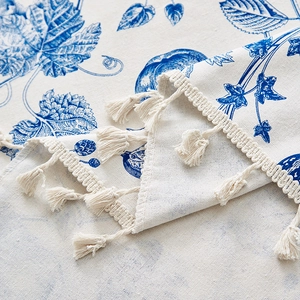 Tischdecke aus Baumwolle und Leinen mit blauen Blättern und beigen Quastenrändern