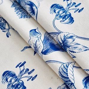 Detailaufnahme von blauem Blumenmuster auf Baumwoll-Leinen-Stoff mit Textur