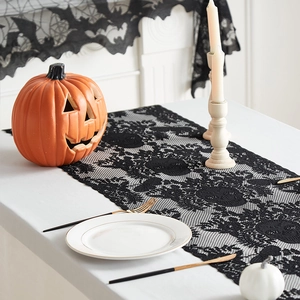 Halloween Tischläufer-Set aus schwarzer Spitze mit Totenkopf- und Kürbis-Mustern für Deko