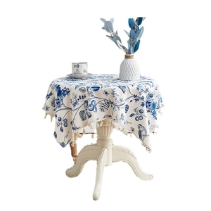 Runde Tischdecke aus Baumwollleinen mit blauen Blumenmustern und Quasten-Details
